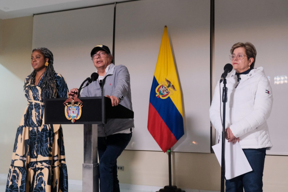 Gustavo Petro, presidente de la República, acompañado de las ministras de Educación y Trabajo, Aurora Vergara (izquierda) y Gloria Inés Ramírez, anunció el decreto con el que se establece el salario mínimo para 2024. Gustavo Petro, presidente de la República, acompañado de las ministras de Educación y Trabajo, Aurora Vergara (izquierda) y Gloria Inés Ramírez, anunció el decreto con el que se establece el salario mínimo para 2024.