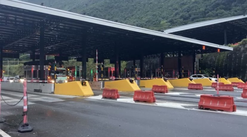Atacan con explosivos dos peajes del centro del país Atacan con explosivos dos peajes del centro del país