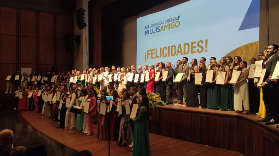 El Comunicador Social amigoniano se forma como un profesional integral con visión global El Comunicador Social amigoniano se forma como un profesional integral con visión global
