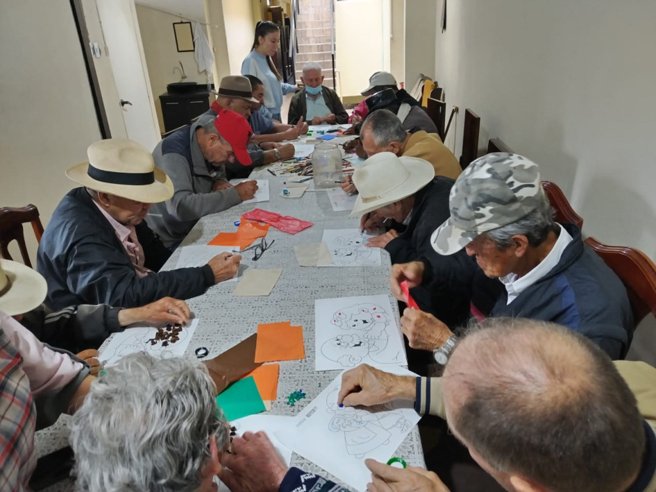 La Administración que termina saca pecho por el trabajo social que se hizo con los adultos mayores. En la foto, una campaña de salud e integración en el Hogar San Francisco. La Administración que termina saca pecho por el trabajo social que se hizo con los adultos mayores. En la foto, una campaña de salud e integración en el Hogar San Francisco.