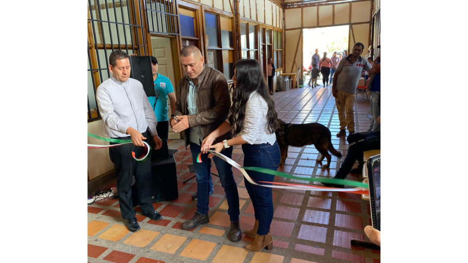 El alcalde de Neira, Luis Gonzaga Correa (centro), corta la cinta para inaugurar las instalaciones de la nueva Secretaría de Tránsito. Lo acompañan el párroco, Rodolfo González, y la titular de la dependencia, Alejandra Pulgarín. El alcalde de Neira, Luis Gonzaga Correa (centro), corta la cinta para inaugurar las instalaciones de la nueva Secretaría de Tránsito. Lo acompañan el párroco, Rodolfo González, y la titular de la dependencia, Alejandra Pulgarín.