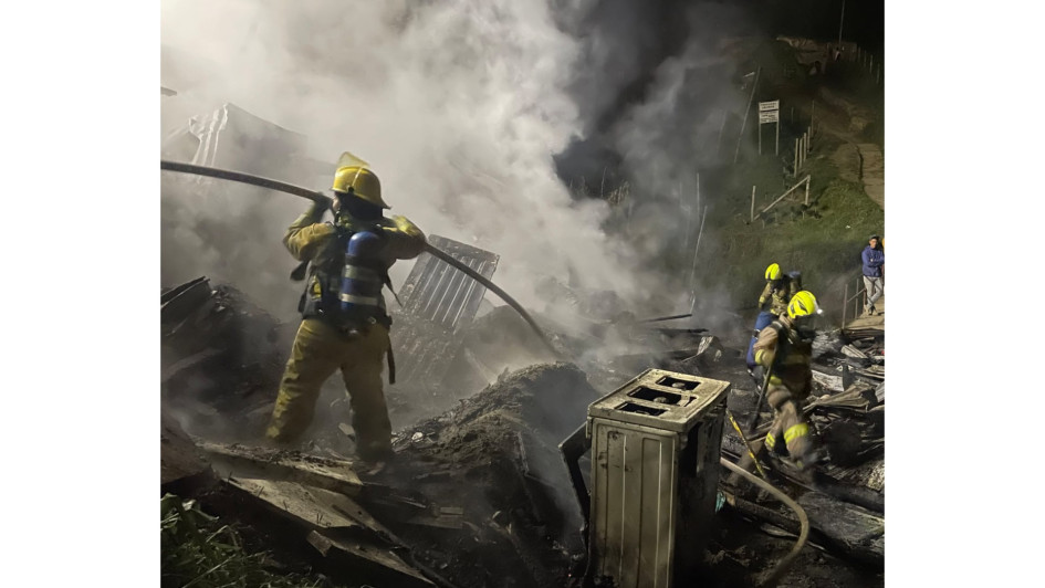Dos viviendas de madera se incendiaron en la noche de este jueves. No hubo lesionados. Dos viviendas de madera se incendiaron en la noche de este jueves. No hubo lesionados.