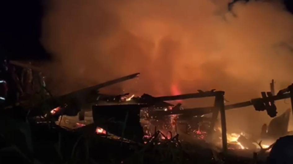 En el sector, que comenzó como una invasión en el 2019, hay unas 600 viviendas. De acuerdo con el censo del Cuerpo Oficial de Bomberos, tres de estas quedaron en pérdida total tras la conflagración. En el sector, que comenzó como una invasión en el 2019, hay unas 600 viviendas. De acuerdo con el censo del Cuerpo Oficial de Bomberos, tres de estas quedaron en pérdida total tras la conflagración.