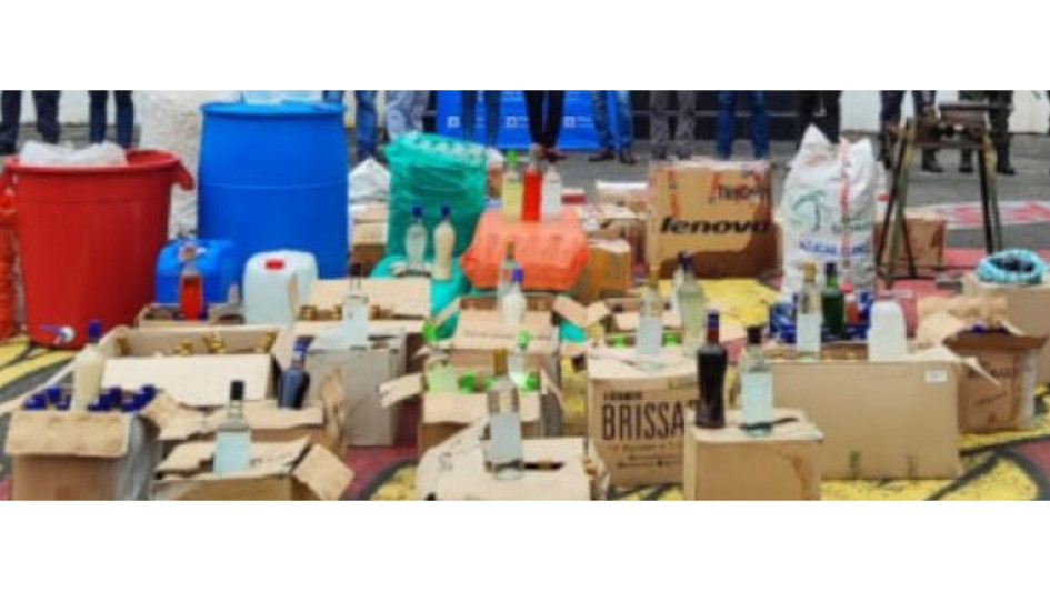 15 toneladas de licor adulterado y productos para elaborarlos se incautaron los investigadores. 15 toneladas de licor adulterado y productos para elaborarlos se incautaron los investigadores.