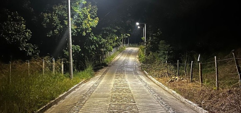 Con la instalación de luces led en el alumbrado público las vías del municipio cuentan con más iluminación y por ende los ciudadanos sienten más seguridad a la hora de transitar por ellas. Con la instalación de luces led en el alumbrado público las vías del municipio cuentan con más iluminación y por ende los ciudadanos sienten más seguridad a la hora de transitar por ellas.