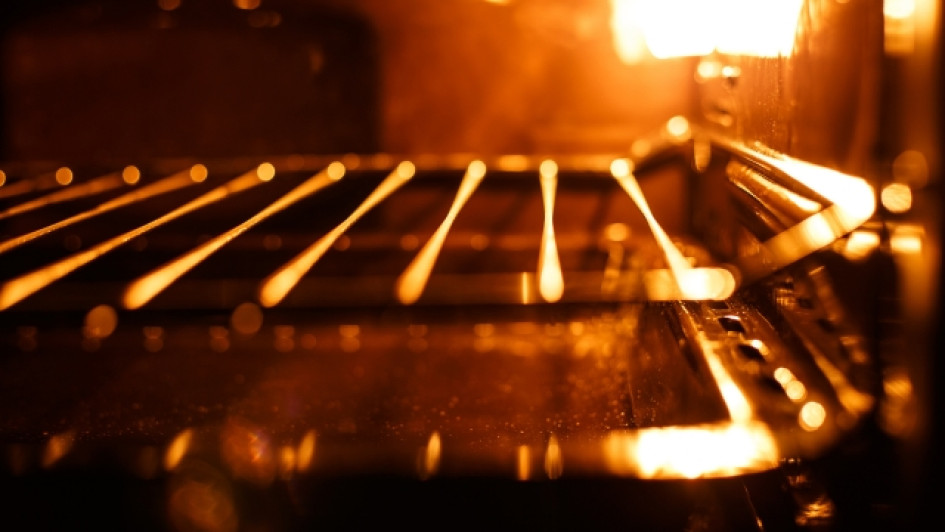 Interior de un horno eléctrico prendido