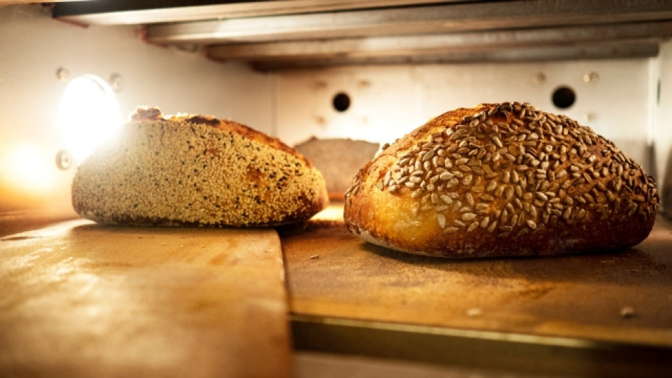 Mejor-horno-para-panaderia Interior de un horno de panadería con dos panes adentro