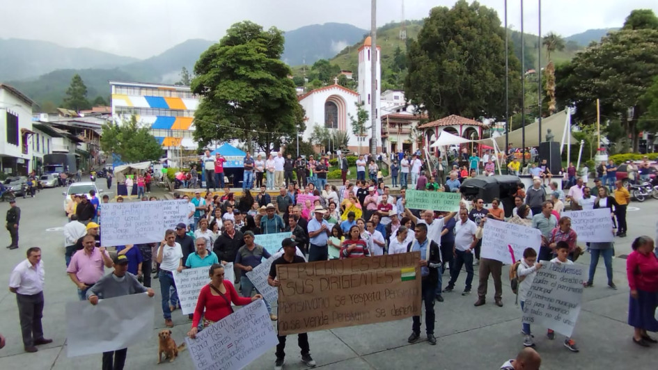"Colaco, vendido, el pueblo está ofendido" le gritaba la población que se reunió en el parque principal del municipio al actual mandatario José Óscar González, quien llegó al cargo tras la renuncia de Jorge Orlando García. "Colaco, vendido, el pueblo está ofendido" le gritaba la población que se reunió en el parque principal del municipio al actual mandatario José Óscar González, quien llegó al cargo tras la renuncia de Jorge Orlando García.
