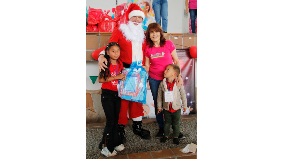 Los beneficiarios y sus hermanos recibieron los regalos de Papá Noel y de Mónica Giraldo Mejía. Los beneficiarios y sus hermanos recibieron los regalos de Papá Noel y de Mónica Giraldo Mejía.