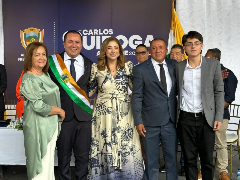 Carlos Enrique Quiroga Calderón (segundo de izq. a der.), en el acto de su posesión como alcalde de los fresnenses para el período 2024-2027. Carlos Enrique Quiroga Calderón (segundo de izq. a der.), en el acto de su posesión como alcalde de los fresnenses para el período 2024-2027.