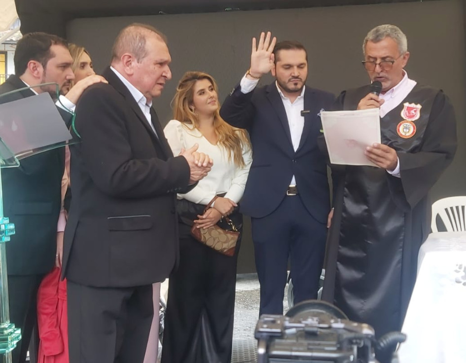 Jhon Jairo Castaño Flores, en compañía de fu familia, se posesiona como alcalde de Neira. Posesión del alcalde de Neira