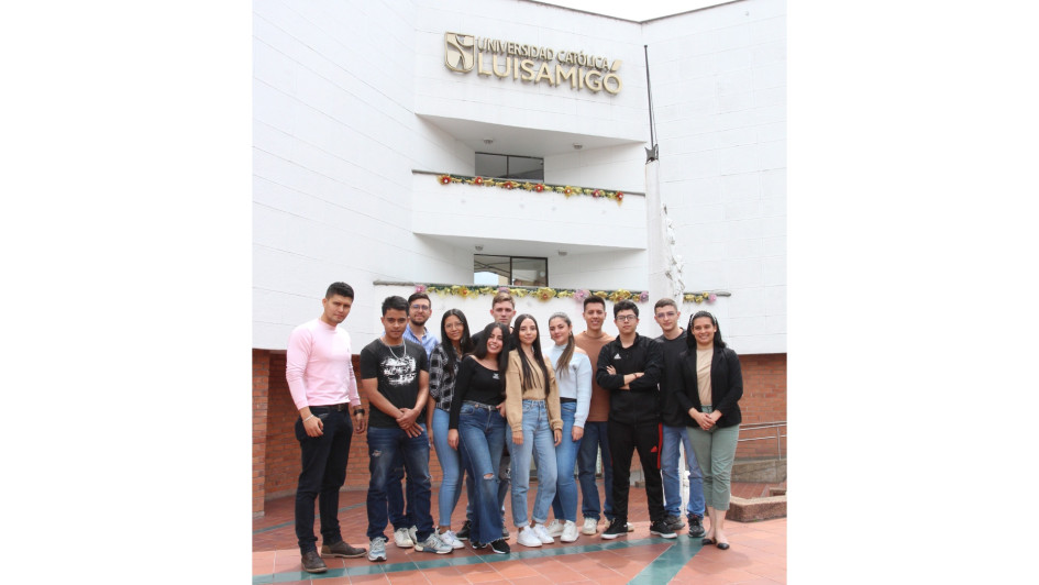 Estudiantes y docentes del Programa que participan en el curso intersemestral de Régimen Aduanero. Estudiantes y docentes del Programa que participan en el curso intersemestral de Régimen Aduanero.