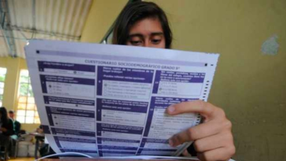 Que-pasa-si-no-presento-el-icfes Mujer presentando el examen del ICFES
