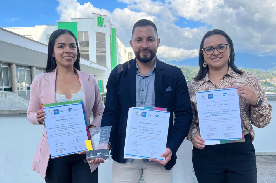 Laura Hernández García, Andrés Felipe Flórez Correa y Paulina Madrid posaron con su diploma de reconocimiento. Laura Hernández García, Andrés Felipe Flórez Correa y Paulina Madrid posaron con su diploma de reconocimiento.