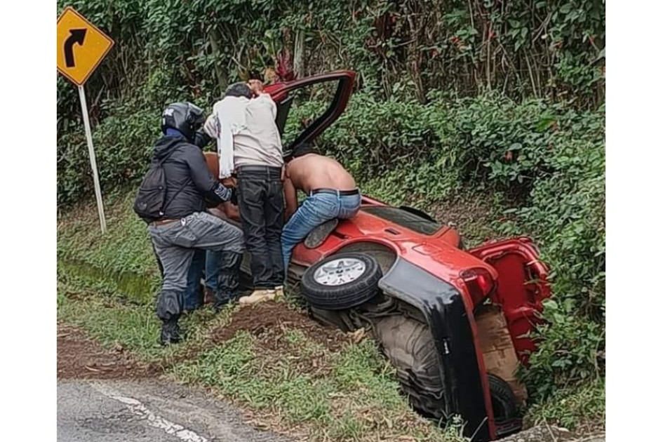 Vehículo se salió de la vía en la Troncal de Occidente: dos personas lesionadas Vehículo se salió de la vía en la Troncal de Occidente: dos personas lesionadas