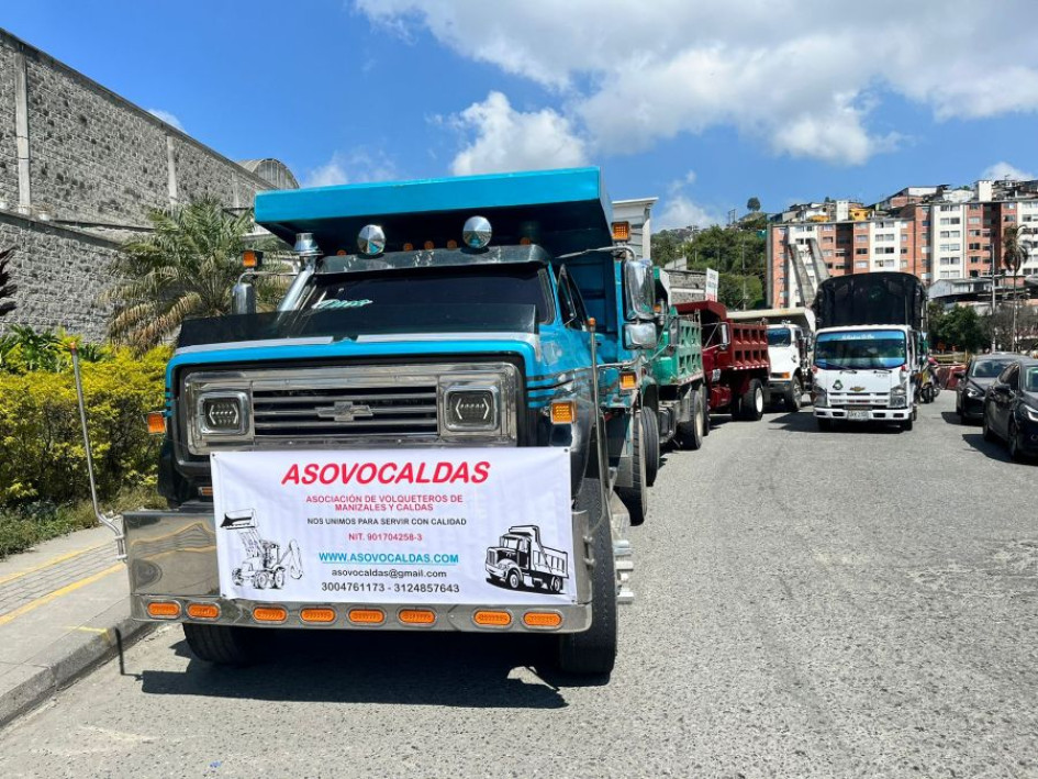 Volqueteros de la PTAR Los Cámbulos protestan por el no pago de sus salarios Volqueteros de la PTAR Los Cámbulos protestan por el no pago de sus salarios