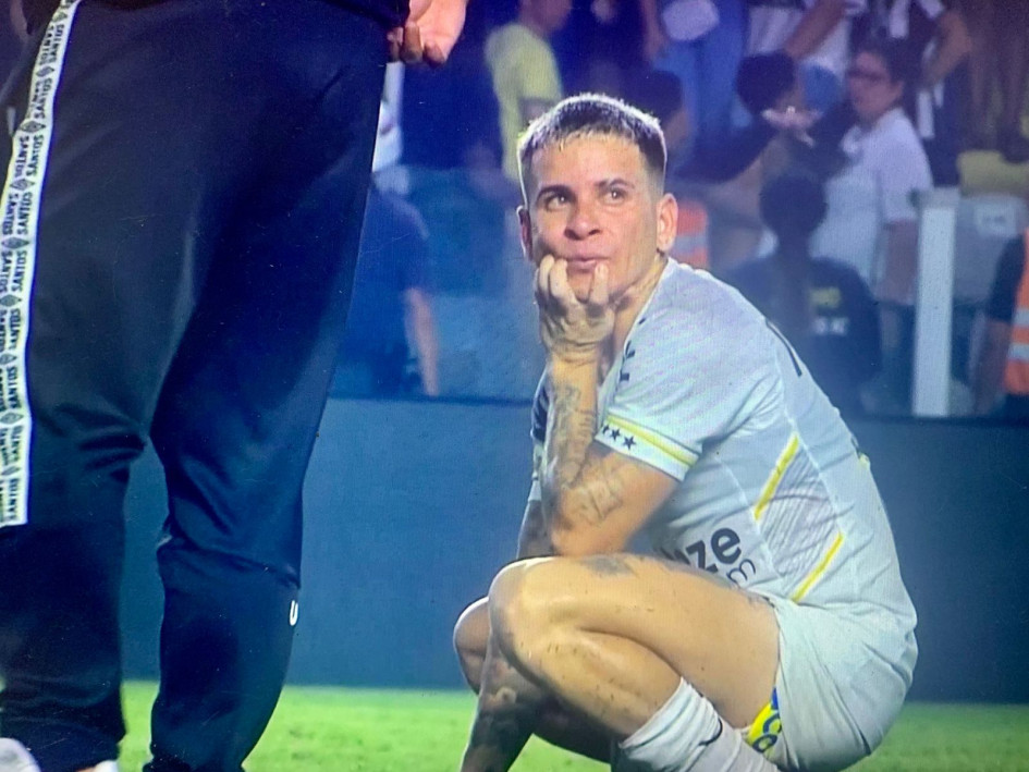 Santos fue elegido por la FIFA como el mejor club de América en el siglo XX. En la foto, el delantero venezolano Yeferson Soteldo se lamenta en el momento del descenso a segunda división brasileña del 'Peixe'. Santos fue elegido por la FIFA como el mejor club de América en el siglo XX. En la foto, el delantero venezolano Yeferson Soteldo se lamenta en el momento del descenso a segunda división brasileña del 'Peixe'.