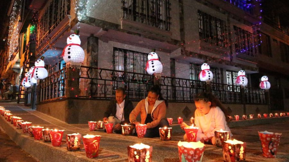 Creativos faroles, familias unidas y música en la noche de las velitas en Manizales Creativos faroles, familias unidas y música en la noche de las velitas en Manizales