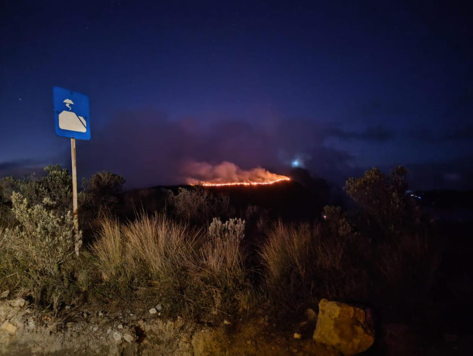 Según informa la Secretaría de Medio Ambiente de Caldas, alrededor de 40 personas buscan sofocar los cuatro focos activos que tiene el incendio. Según informa la Secretaría de Medio Ambiente de Caldas, alrededor de 40 personas buscan sofocar los cuatro focos activos que tiene el incendio.