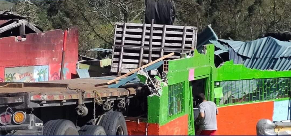 El accidente de tránsito ocurrió en el sector de Las Margaritas. Hubo cuatro lesionados. El accidente de tránsito ocurrió en el sector de Las Margaritas. Hubo cuatro lesionados.