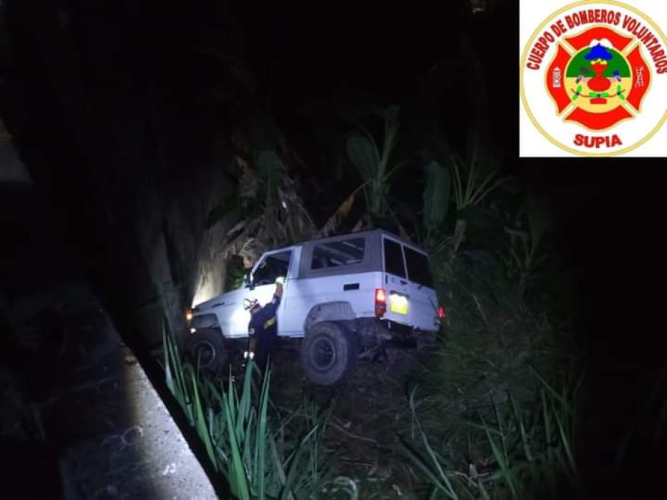 Este es el carro que se salió de la carretera en la vía Manizales-Medellín, en el puente de La Felisa. Este es el carro que se salió de la carretera en la vía Manizales-Medellín, en el puente de La Felisa.