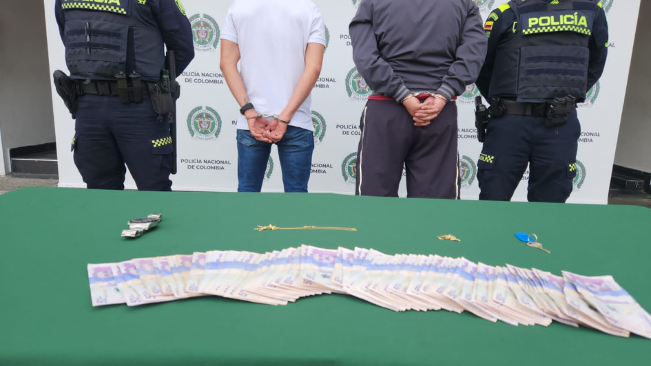Los dos sujetos, reconocidos como 'Julián' y 'Manuel', se entregaron de manera voluntaria. Hurtaron elementos avaluados en casi $5 millones. Los dos sujetos, reconocidos como 'Julián' y 'Manuel', se entregaron de manera voluntaria. Hurtaron elementos avaluados en casi $5 millones.