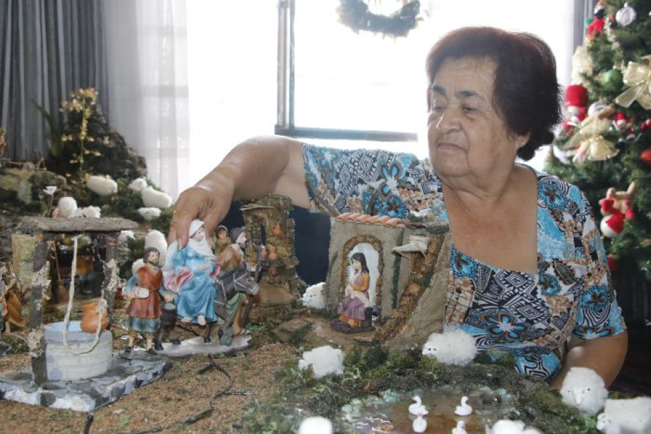 María Elsy Álvarez con las figuras de su pesebre. María Elsy Álvarez con las figuras de su pesebre.