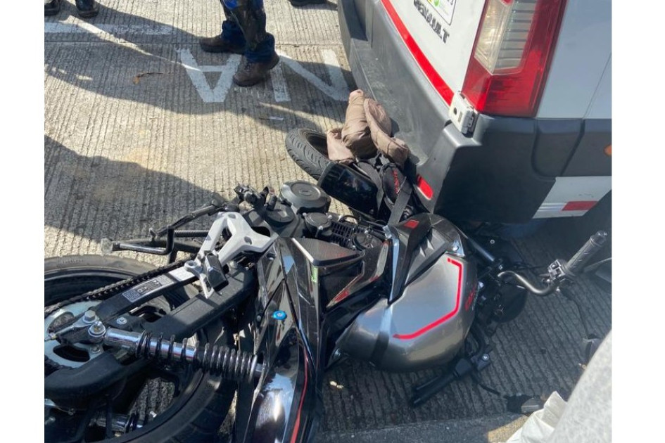 Motociclista cochó contra un taxi y un colectivo y está en delicado estado de salud Motociclista cochó contra un taxi y un colectivo y está en delicado estado de salud