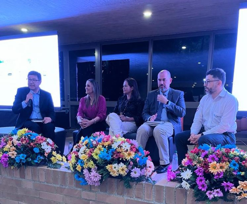 Los panelistas de investigación, durante la clausura del Fondo de Becas Manizales + Innovadora. Los panelistas de investigación, durante la clausura del Fondo de Becas Manizales + Innovadora.