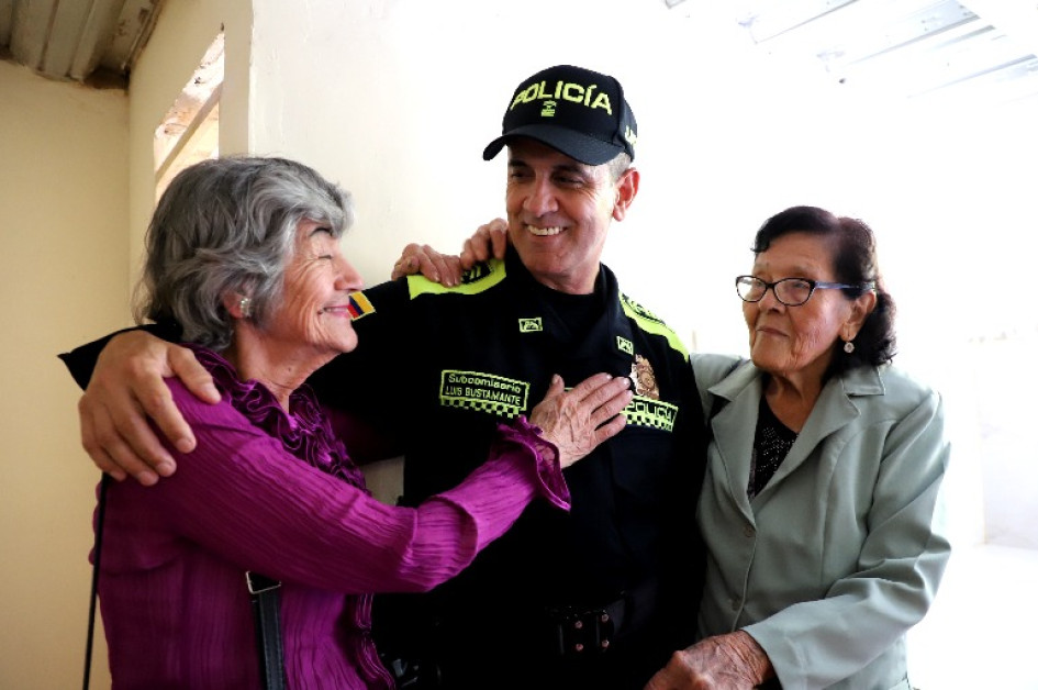 Las hermanas Loaiza Hincapié, de 82 y 86 años, sonríen al conocer su nueva casa en Aranzazu, construida por el subcomisario de la Policía Caldas Luis Alfonso Bustamante Gómez Las hermanas Loaiza Hincapié, de 82 y 86 años, sonríen al conocer su nueva casa en Aranzazu, construida por el subcomisario de la Policía Caldas Luis Alfonso Bustamante Gómez
