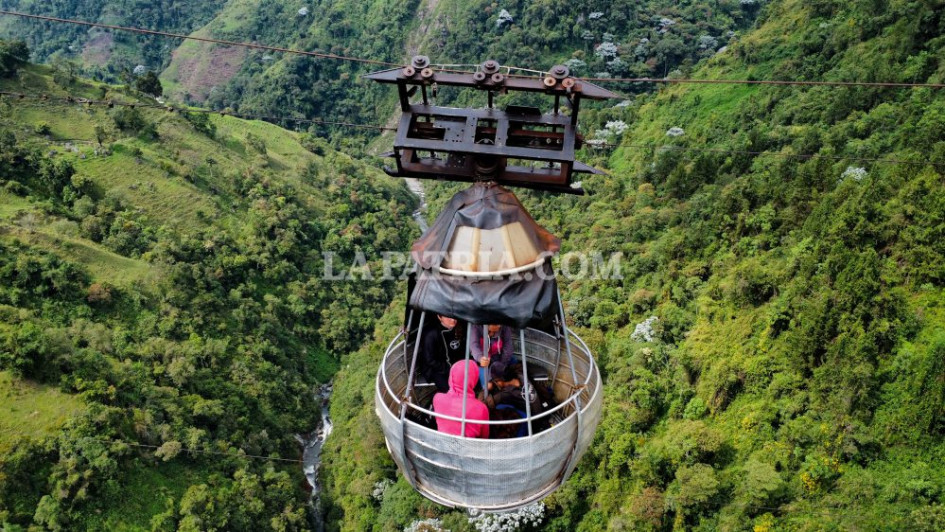 atrapados en una góndola en Villamaría hacía el Glamping El Nido del Condor. atrapados en una góndola en Villamaría hacía el Glamping El Nido del Condor.