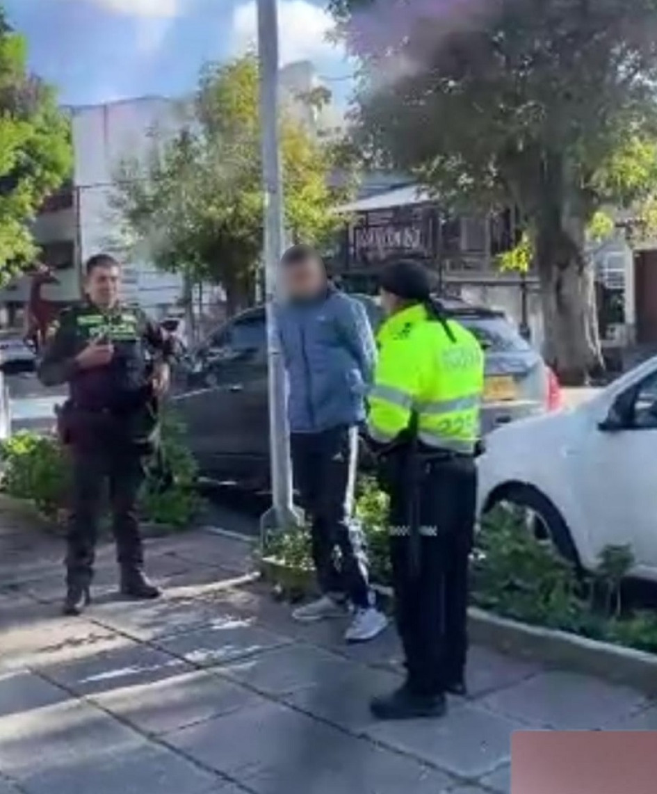 La Policía interceptó al señalado luego de que supuestamente amenazó con un cuchillo a la mujer que asedia. La Policía interceptó al señalado luego de que supuestamente amenazó con un cuchillo a la mujer que asedia.