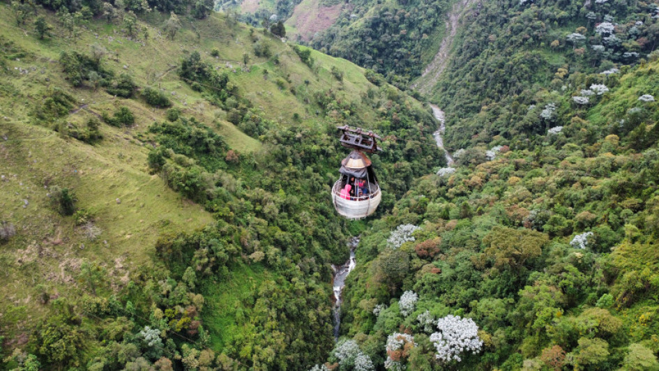 A 250 metros de altura y a 235 metros de la orilla quedó colgando la góndola.