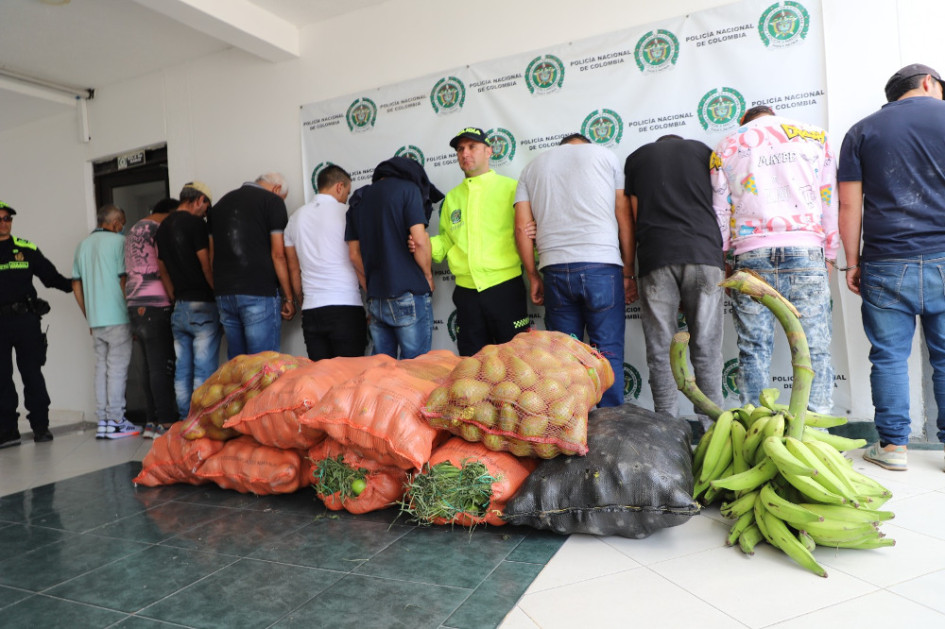 Estos sujetos conformaban la banda dedicada al hurto y comercialización de víveres. Estos sujetos conformaban la banda dedicada al hurto y comercialización de víveres.