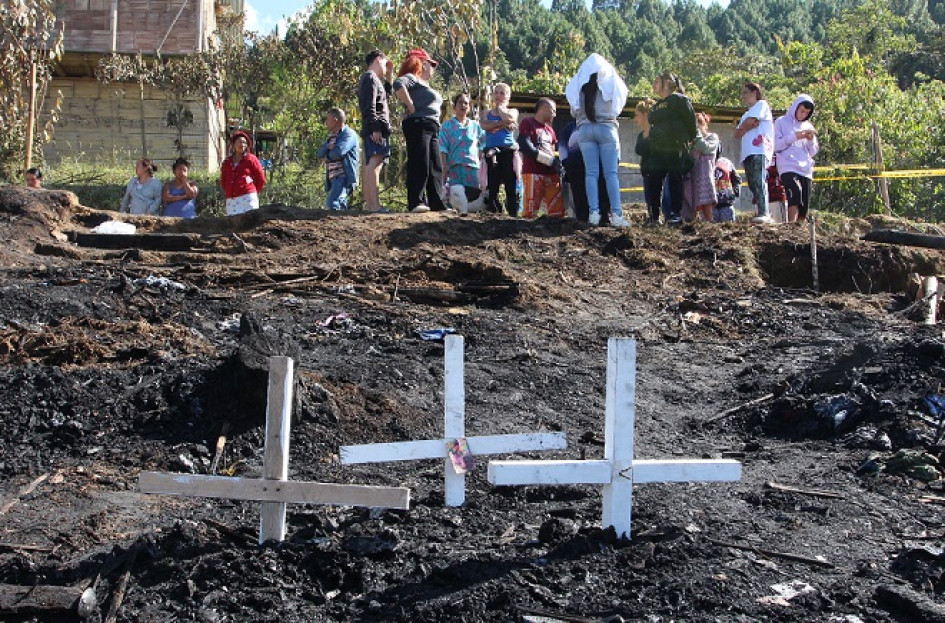 Poco pudieron hacer los vecinos por enfrentar las llamas. La comunidad no cuenta con acueducto. Poco pudieron hacer los vecinos por enfrentar las llamas. La comunidad no cuenta con acueducto.