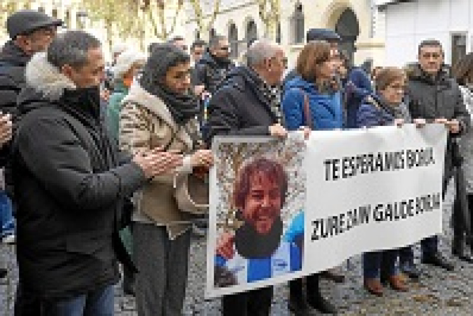 Foto | EFE | LA PATRIA Familiares y amigos de Borja Lázaro se concentraron en la ciudad de Vitoria (norte de España) para recordar al joven. Foto | EFE | LA PATRIA Familiares y amigos de Borja Lázaro se concentraron en la ciudad de Vitoria (norte de España) para recordar al joven.