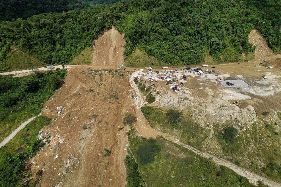 La vista aérea de sitio donde ocurrió el derrumbe en la vía Quibdó - Medellín. La vista aérea de sitio donde ocurrió el derrumbe en la vía Quibdó - Medellín.
