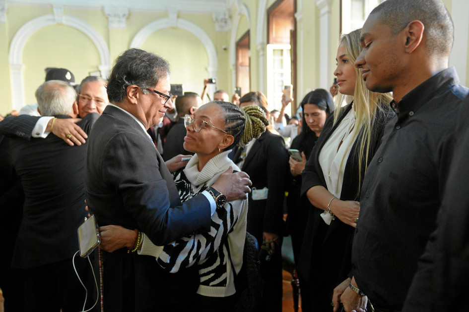Foto | Presidencia de la República | LA PATRIA Gustavo Petro abraza a Natalia Castro Córdoba, hija de la fallecida senadora Piedad Córdoba, durante su velación ayer en el Congreso de la República. Foto | Presidencia de la República | LA PATRIA Gustavo Petro abraza a Natalia Castro Córdoba, hija de la fallecida senadora Piedad Córdoba, durante su velación ayer en el Congreso de la República.