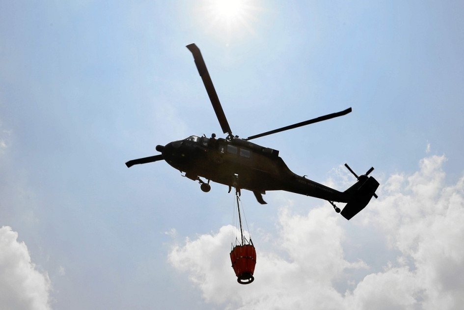 Con el sistema Bambi Bucket se reabastecen de agua los helicópteros de la Fuerza Aeroespacial Colombiana (FAC) para combatir los incendios.