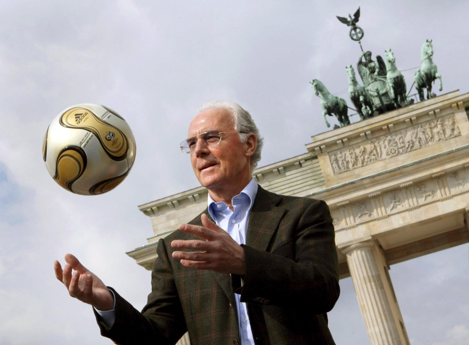 El exjugador y exentrenador alemán Franz Beckenbauer murió este domingo a los 78 años de edad, informó su familia este lunes. El exjugador y exentrenador alemán Franz Beckenbauer murió este domingo a los 78 años de edad, informó su familia este lunes.