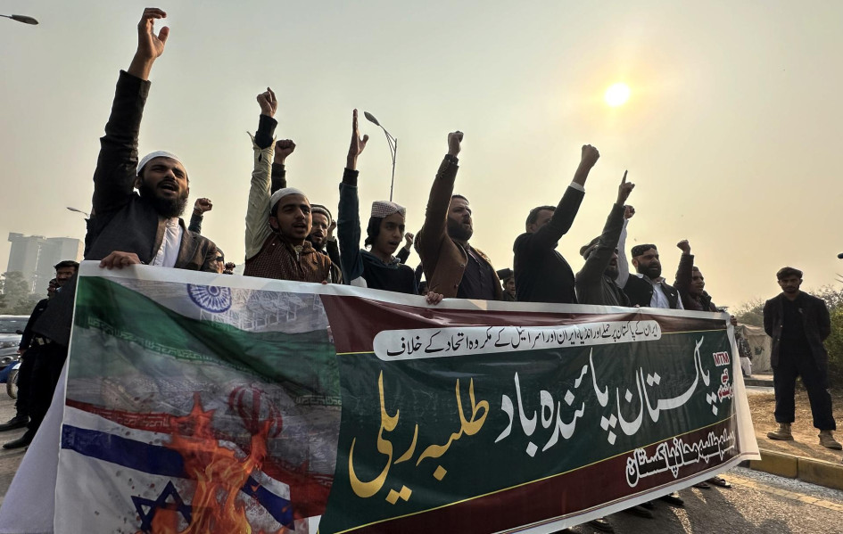 Activistas paquistaníes de la musulmana Talba Mahaz (MTM) sostienen una pancarta que dice en urdu "Larga vida a Pakistán manifestación contra el ataque iraní y la alianza de Irán-India-Israel" durante una protesta contra los ataques con misiles iraníes en la aldea fronteriza paquistaní en la provincia de Baluchistán, en Islamabad, Pakistán, 18 de enero de 2024. Ahondan la crisis con nuevos bombardeos en suelo iraní
