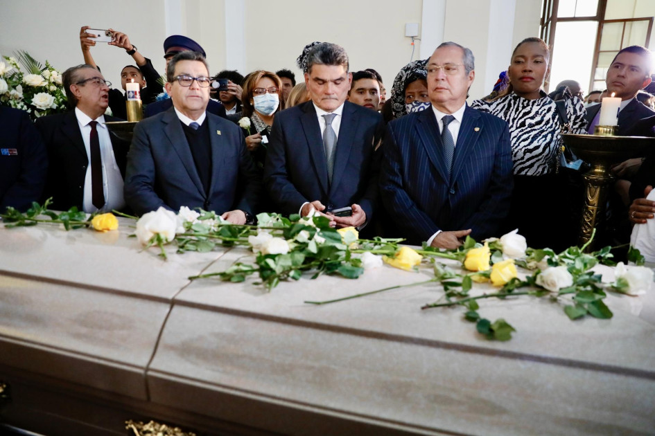 El secretario general del Senado de Colombia, Gregorio Eljach (c), asiste hoy junto a familiares, amigos y colegas a la velación en cámara ardiente de la senadora colombiana Piedad Córdoba Ruiz, en el Salón de la Constitución del Capitolio Nacional, en Bogotá. El secretario general del Senado de Colombia, Gregorio Eljach (c), asiste hoy junto a familiares, amigos y colegas a la velación en cámara ardiente de la senadora colombiana Piedad Córdoba Ruiz, en el Salón de la Constitución del Capitolio Nacional, en Bogotá.