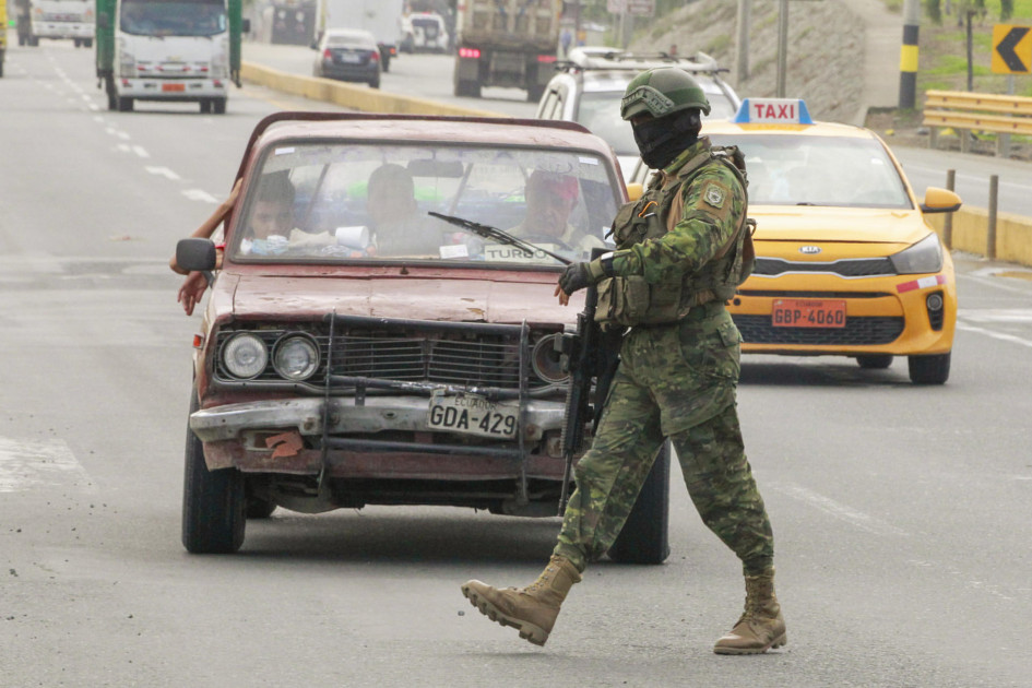 Un soldado del Batallón de Infantería de Guayaquil patrulla la salida de la ciudad al cantón de Daule, en Guayaquil (Ecuador). Un soldado del Batallón de Infantería de Guayaquil patrulla la salida de la ciudad al cantón de Daule, en Guayaquil (Ecuador).