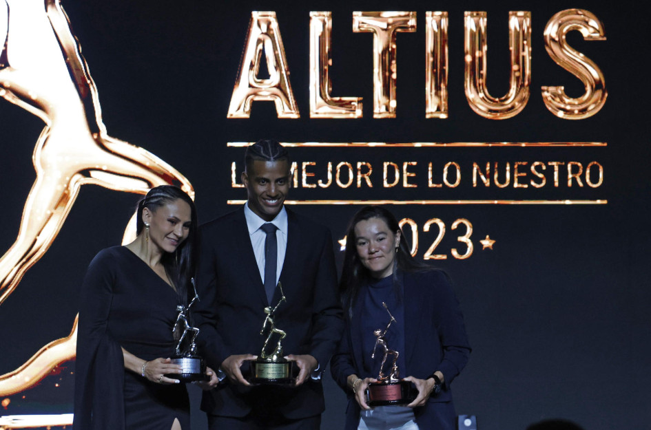 De izq. a der. Yeni Arias, boxeo; Kevin Santiago Quintero, ciclismo de pista; Marta Bayona, ciclismo de pista, posan durante los Premios Altius 2023, organizados por el Comité Olímpico Colombiano (COC), este jueves en Bogotá. Ellos plata, oro y bronce, respectivamente. De izq. a der. Yeni Arias, boxeo; Kevin Santiago Quintero, ciclismo de pista; Marta Bayona, ciclismo de pista, posan durante los Premios Altius 2023, organizados por el Comité Olímpico Colombiano (COC), este jueves en Bogotá. Ellos plata, oro y bronce, respectivamente.