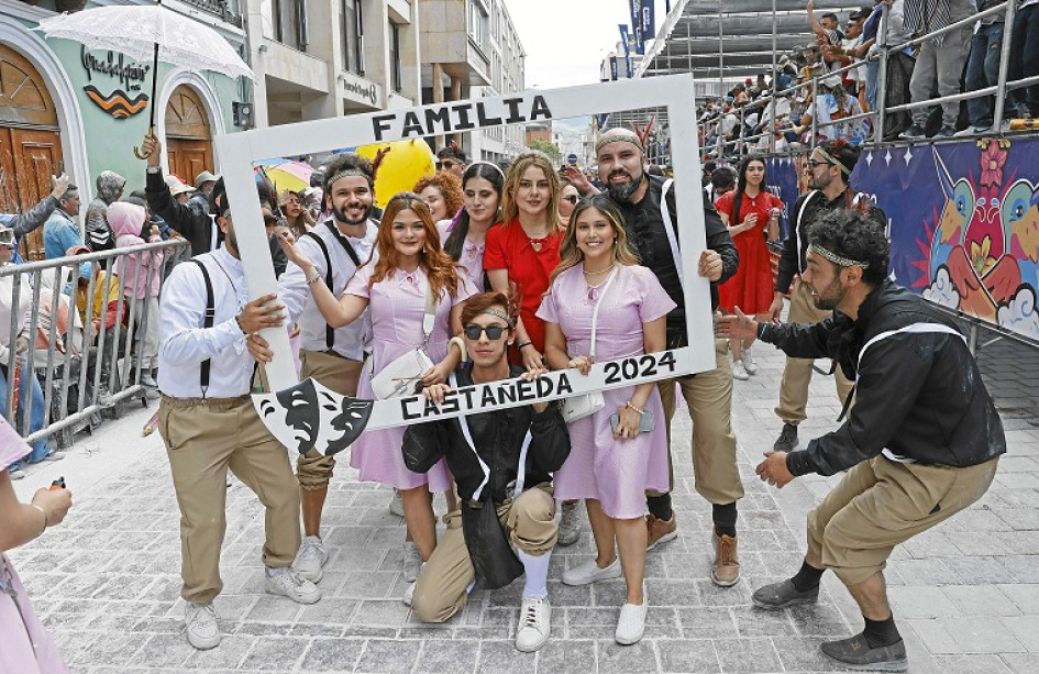 Fotos | EFE | LA PATRIA Asistentes participan en el Desfile de la Familia Castañeda durante el tradicional Carnaval de Negros y Blancos. Fotos | EFE | LA PATRIA Asistentes participan en el Desfile de la Familia Castañeda durante el tradicional Carnaval de Negros y Blancos.