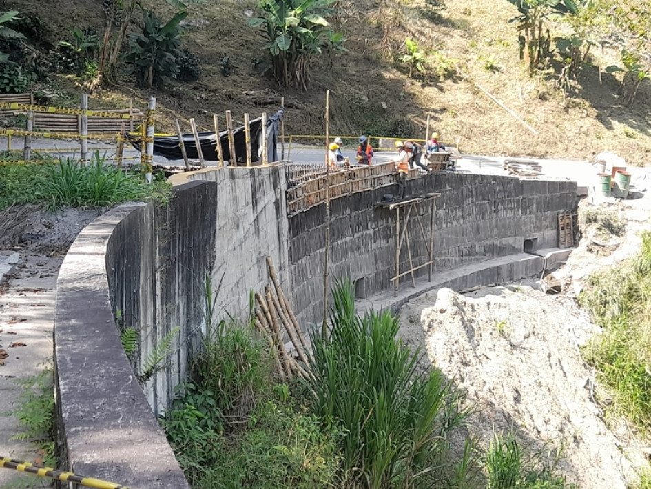 Se nota la diferencia entre la primera parte del muro de contención construido en la etapa inicial, con el segundo tramo que está a punto de culminar, pero quedó faltando presupuesto para estabilizar la obra. Se nota la diferencia entre la primera parte del muro de contención construido en la etapa inicial, con el segundo tramo que está a punto de culminar, pero quedó faltando presupuesto para estabilizar la obra.