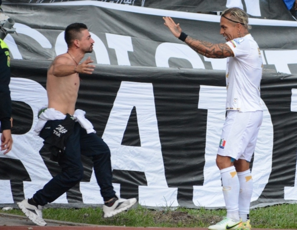 La celebración de Dayro Moreno con un aficionado que saltó a la pista atlética. Con su gol, del Once Caldas le ganó 2-1 al Boyacá Chicó. La celebración de Dayro Moreno con un aficionado que saltó a la pista atlética. Con su gol, del Once Caldas le ganó 2-1 al Boyacá Chicó.