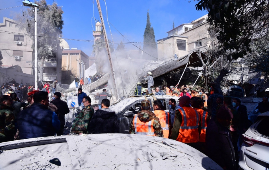 Rescatistas y soldados, junto al edificio residencial afectado tras un presunto ataque israelí en el barrio de Mezzah, en Damasco, Siria, el pasado sábado. Rescatistas y soldados, junto al edificio residencial afectado tras un presunto ataque israelí en el barrio de Mezzah, en Damasco, Siria, el pasado sábado.