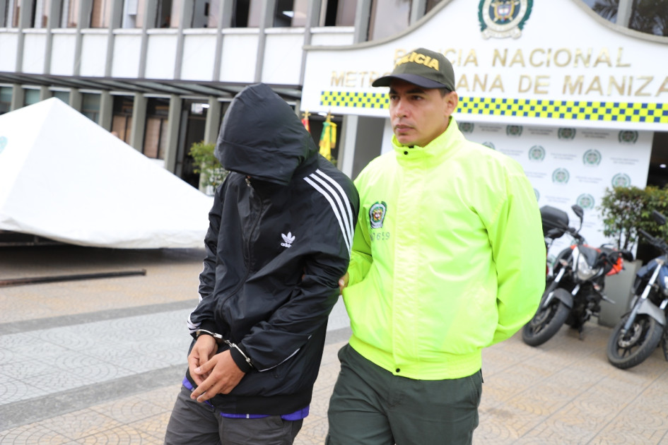 Alias Fresa, de 19 años, fue capturado por los delitos de tráfico de estupefacientes y porte ilegal de armas de fuego. Alias Fresa, de 19 años, fue capturado por los delitos de tráfico de estupefacientes y porte ilegal de armas de fuego.