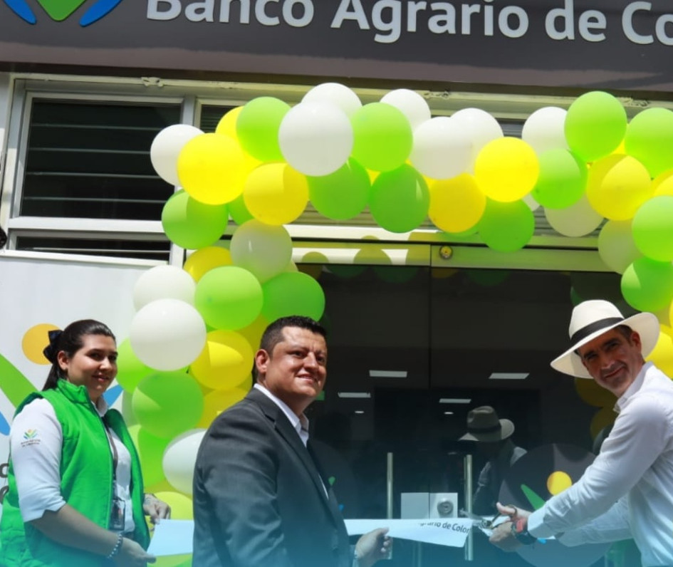 La apertura del Banco Agrario de la cabecera de Palestina se dio con la presencia de Hernando Chica Zuccardi, presidente de la entidad financiera. La apertura del Banco Agrario de la cabecera de Palestina se dio con la presencia de Hernando Chica Zuccardi, presidente de la entidad financiera.